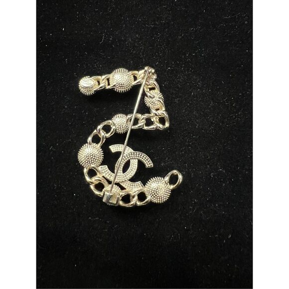 ⚡️EVERYTHING MUST GO⚡️Chanel no5 cc brooch pin pearls and multicolor stones - Picture 4 of 6